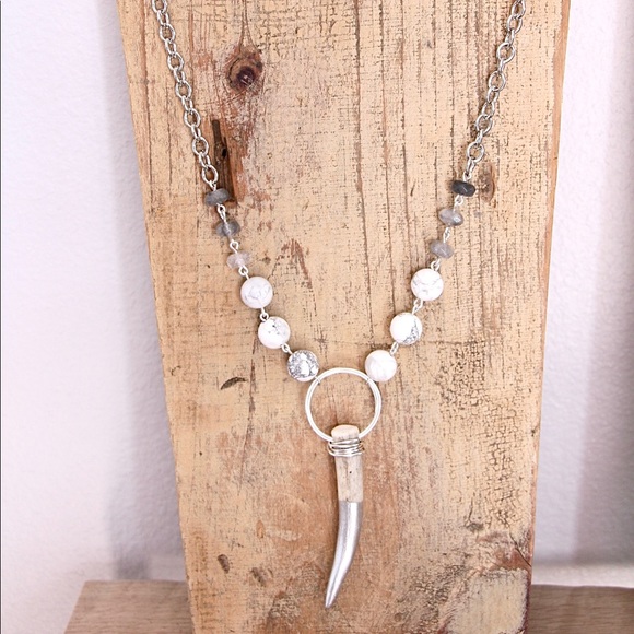 White Howlite with Dipped Antler Tip Necklace - Picture 1 of 3